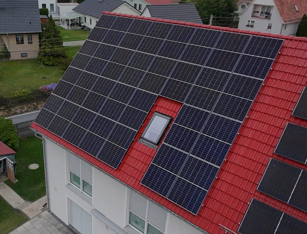 Photovoltaik Montage auf Hausdach in Sachsen